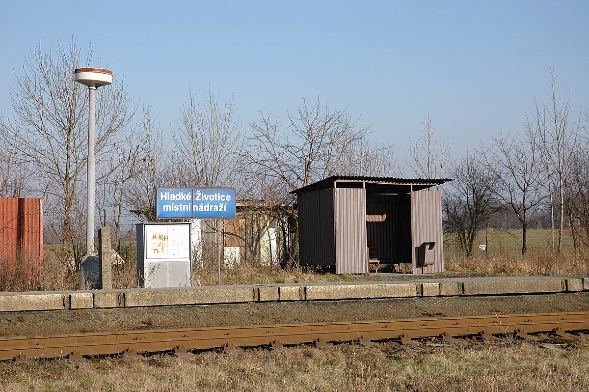 Hladké Životice místní nádraží