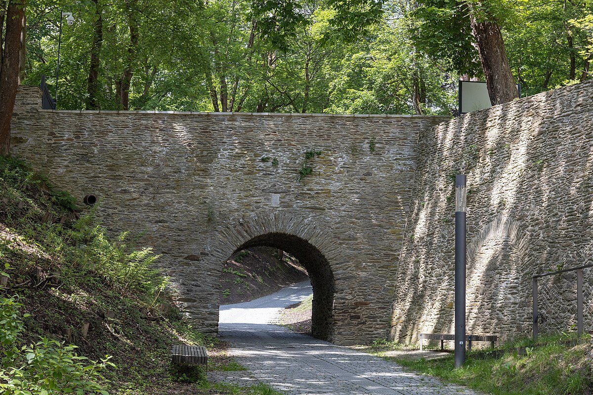 Kamenný hřbitovní most